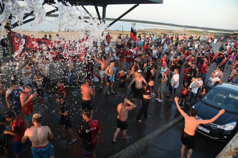 Hinchas de Colón de Santa Fe, en la Costanera de Asunción.