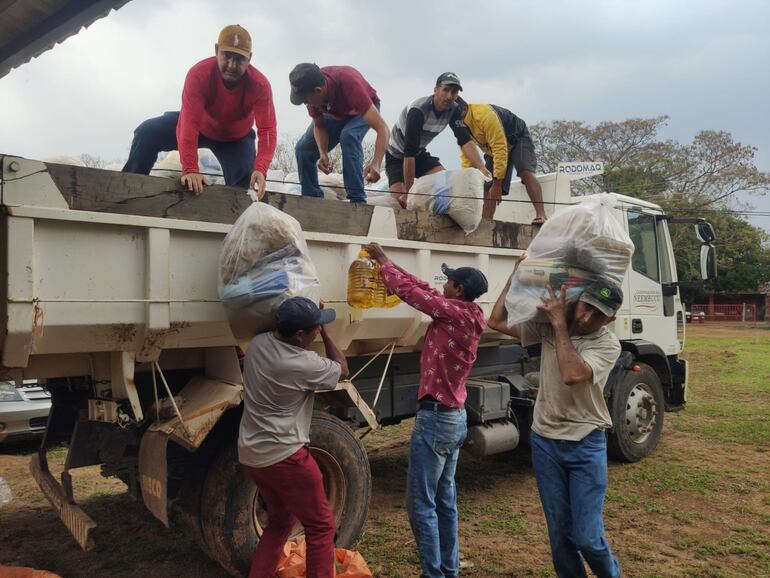 Familias afectadas por la crecida del río Paraná, reciben kits de víveres por parte de la EBY.