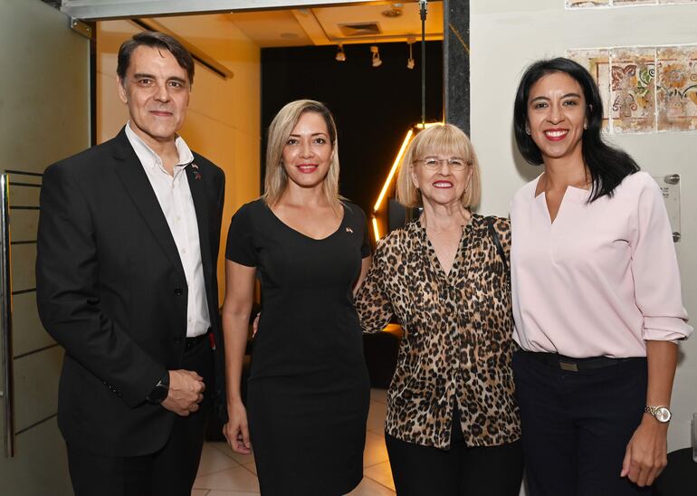 Ricardo Ferreira, Adriana Acosta, Mónica Thompson y Stella Taboada.