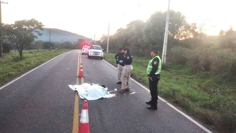 Efectivos policiales de la Comisaría de Pirayú y del Departamento de Criminalística asistieron al lugar del accidente fatal.