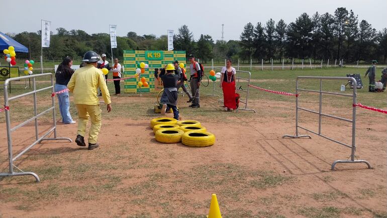 Niños disfrutaron de una mañana carga de actividades por el día del bombero.