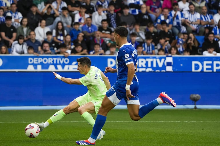 VITORIA (ÁLAVA), 06/10/2024.- El delantero polaco del FC Barcelona Robert Lewandowski (i) dispara a puerta ante el Alavés durante el partido de la novena jornada de Liga que Alavés y Barcelona disputan esta tarde en el estadio de Mendizorrotza de Vitoria. EFE/Adrián Ruiz de Hierro
