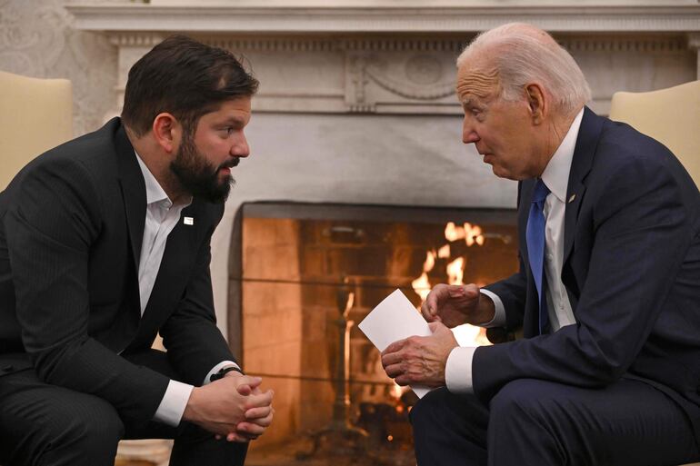 El presidente de Estados Unidos, Joe Biden, dialoga con el mandatario chileno, Gabriel Boric. (AFP)