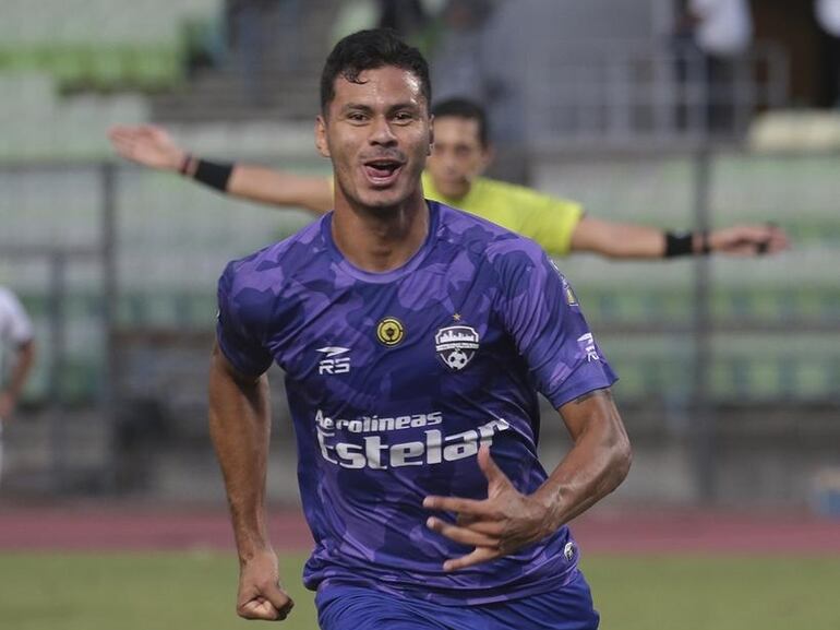 El paraguayo Francisco Bareiro, jugador del Metropolitanos, festeja el gol contra Angostura por la Primera División de Venezuela.