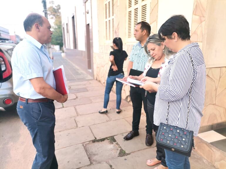 Los concejales Rubén Fernández, Ana Rolón de espalda, Gabriel Ramírez, Sara Vigile  y Cristina López, labraban acta frente a la Junta Municipal, luego de la elección irregular de la mesa directiva.