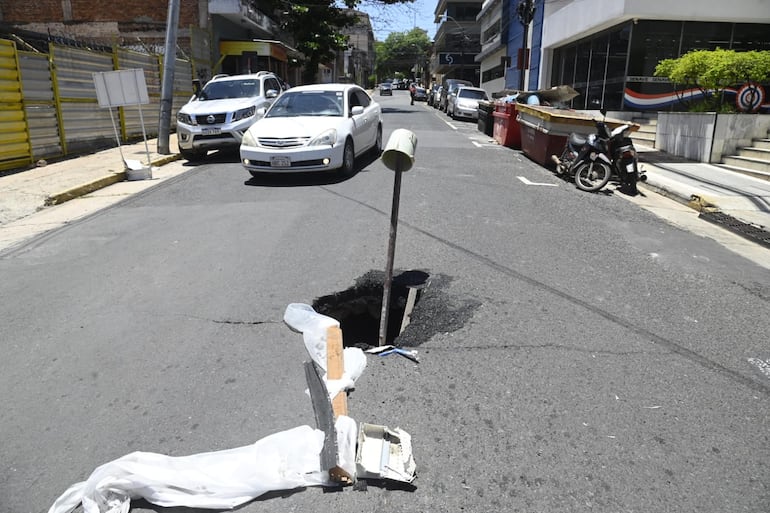 Un enorme bache aparece sobre la calle Humaita, en el microcentro de Asunción