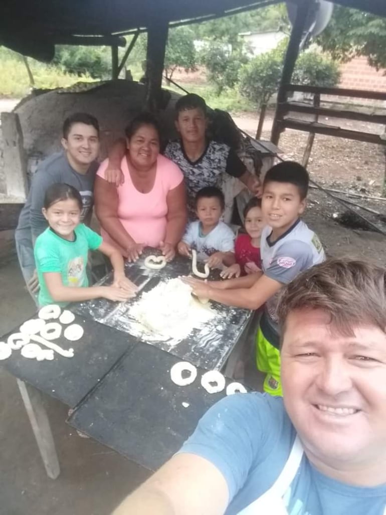 Cristian trabaja con entusiasmo acompañado de su familia.