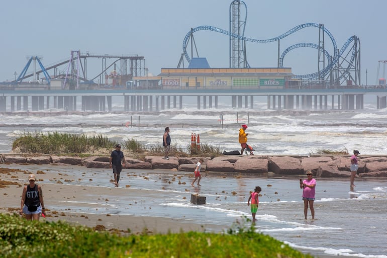 Se prevé que la tormenta se convierta en huracán durante la noche y traiga fuertes vientos y lluvias a la costa de Texas.