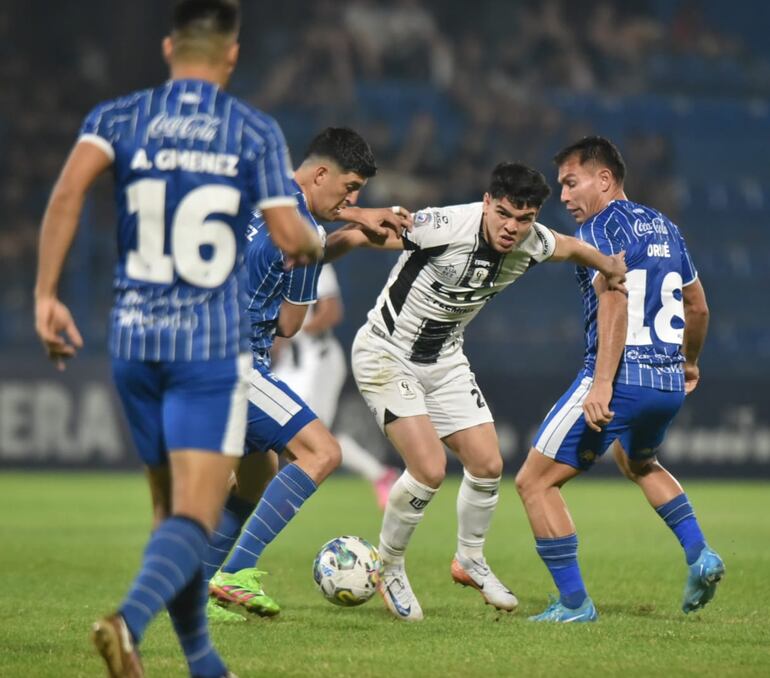 Diego Fernández (c), futbolista de Tacuary, pelea por el balón en el partido frente a Sol de América por la sexta fecha del torneo Clausura 2024 del fútbol paraguayo en el estadio Luis Alfonso Giagni, en Villa Elisa.