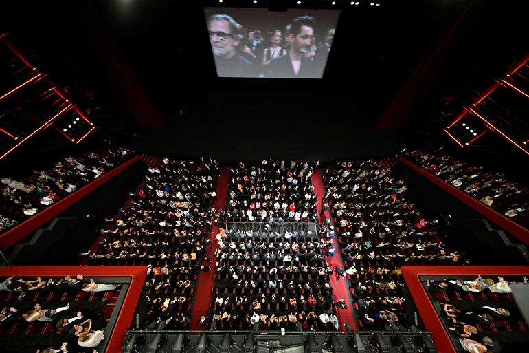 El público asiste a una de las proyecciones del Festival de Cine de Cannes, uno de los más destacados de Europa.