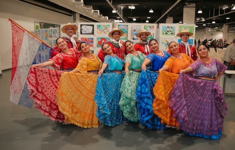 Las agrupaciones se presentaron con coloridos trajes artesanales en este evento organizado por las damas diplomáticas de las Naciones Unidas.