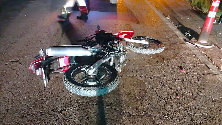 La motocicleta quedó a varios metros del camión Scania.