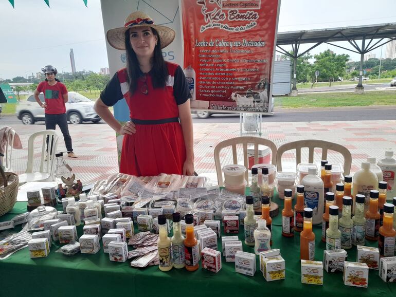 Ofertas de Navidad en al gran feria de la agricultura familiar llevada a cabo en la Costanera de Asunción.