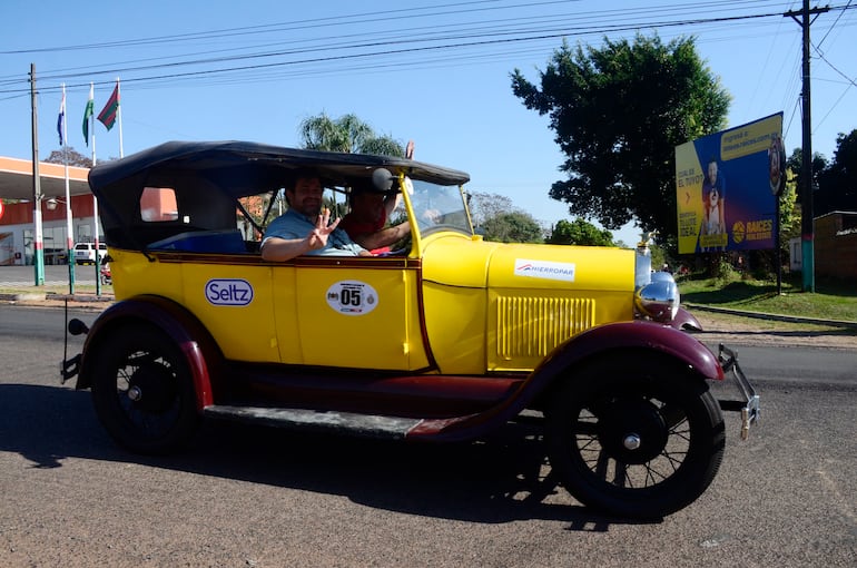 Juan B. Gill y Sergio Noguer, al mando del Ford A 1928, los ganadores de la primera edición del Gran Premio del Paraguay Clase A. Las 18 máquinas que tomaron parte de la competencia se lucieron en su recorrido por la ciudad veraniega de San Bernardino.