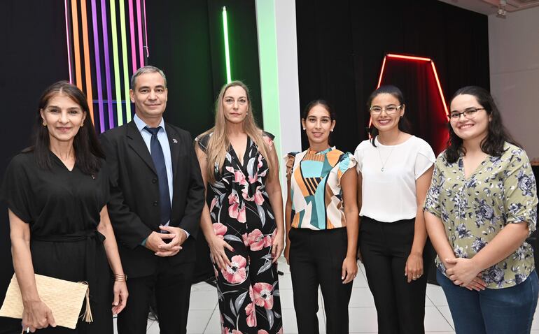 Graciela Meza, Fabrizio Zucchini, Daniella Risso, Delcy Melgarejo, Patricia Dávalos y Élida Moreno.