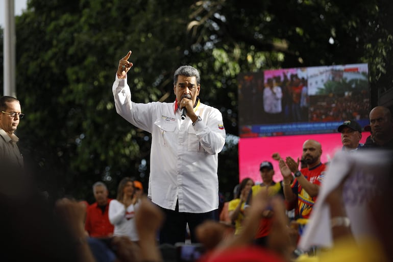 El presidente venezolano, Nicolás Maduro, habla con sus partidarios durante una manifestación en Caracas el 3 de agosto de 2024.