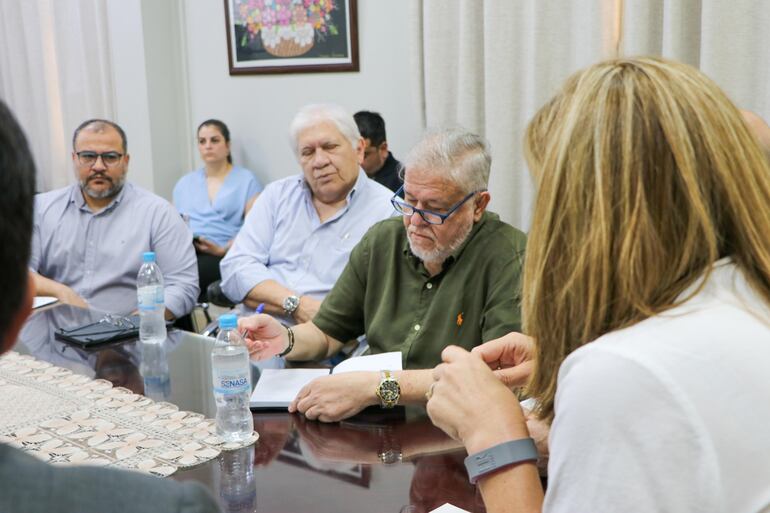 Jaime Caballero, Gustavo González y Jorge Brítez del IPS, durante la reunión con Salud Pública. 