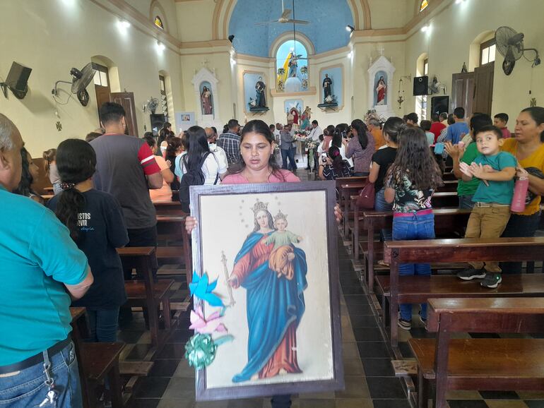 Muchos fieles participaron del lanzamiento del mes de María en la catedral de Fuerte Olimpo.