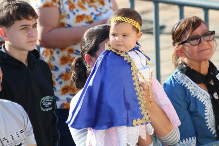 Las familias acuden a la basílica con sus pequeños para ser bendecidos.