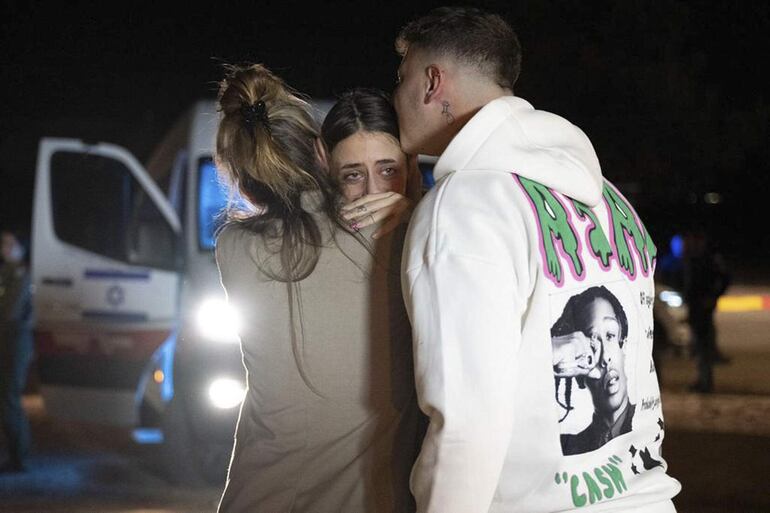 Maya Shem se abraza con su madre y hermano tras haber sido liberada por Hamás, en Hatzerim (Israel), durante la tregua que ya finalizó.