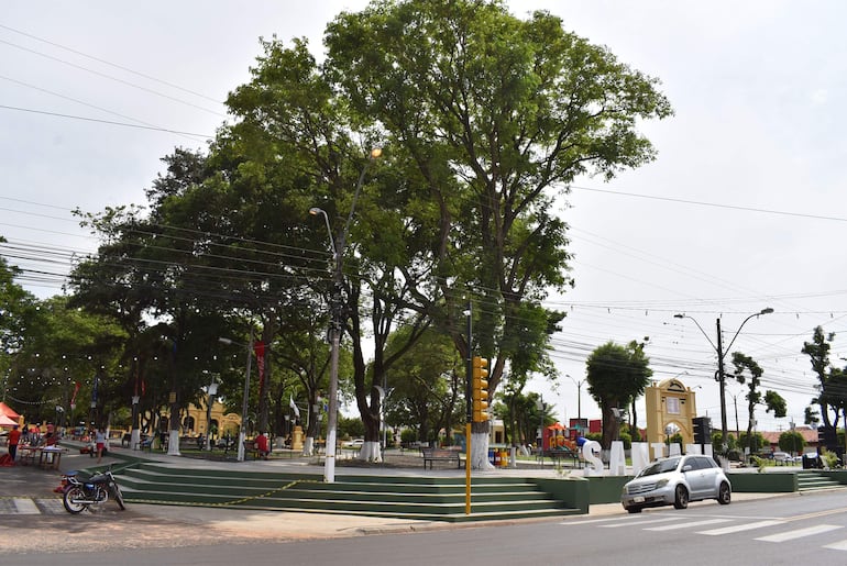 La remozada plaza Bernardino Caballero está ubicada frente a la iglesia parroquial de la ciudad de San Estanislao.