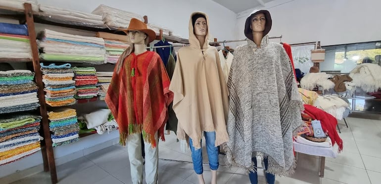 Ponchos con capuchas para damas de lana.