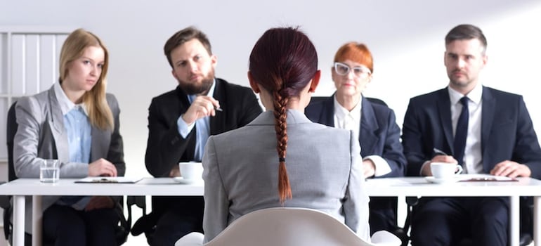 La búsqueda de un primer trabajo puede llegar a ser desafiante para los jóvenes.