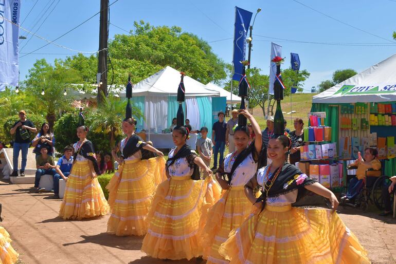 Presentación artística en la expoferia de emprendedores de Mbocayaty del Guairá.