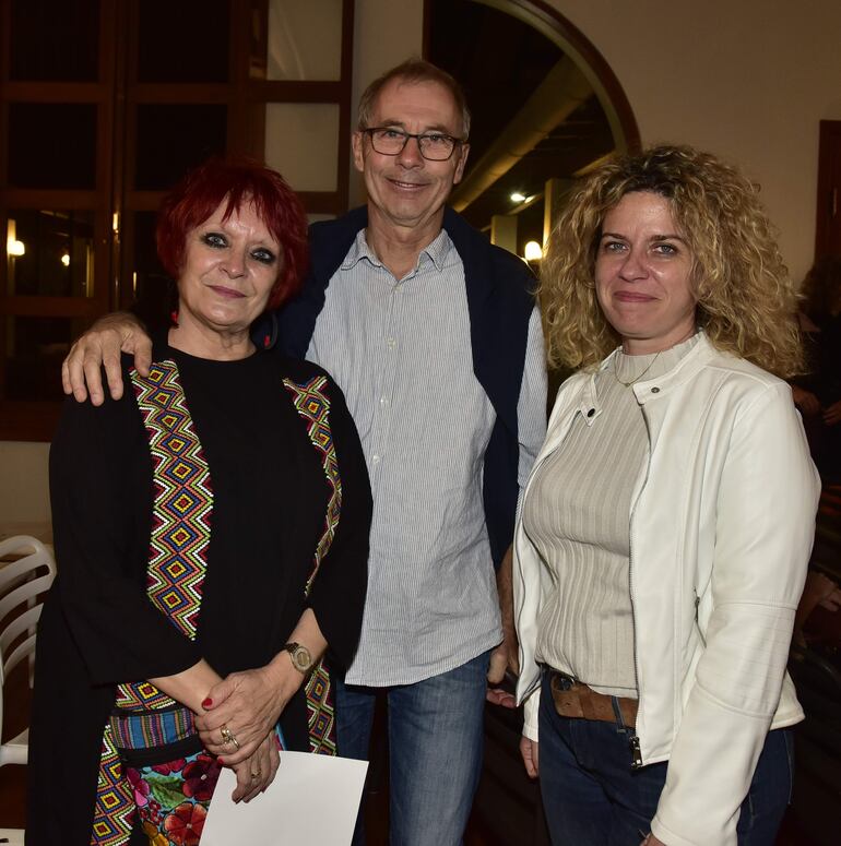 Maricarmen Berrocal Larrué, Patrick Larrué y Helene Montourcy.