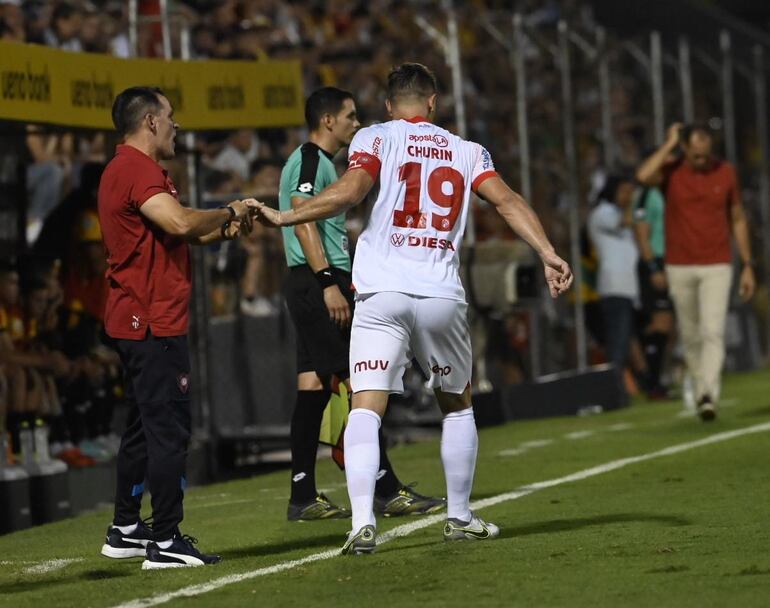 Festejo de Churín con Bernay después del gol del delantero