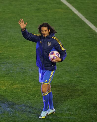 El delantero uruguayo Edinson Cavani durante su presentación oficial como futbolista de Boca Juniors, hoy en Buenos Aires (Argentina). Cavani expresó que "es una responsabilidad muy grande" vestir la camiseta auriazul, especialmente "en los últimos años" de su carrera.