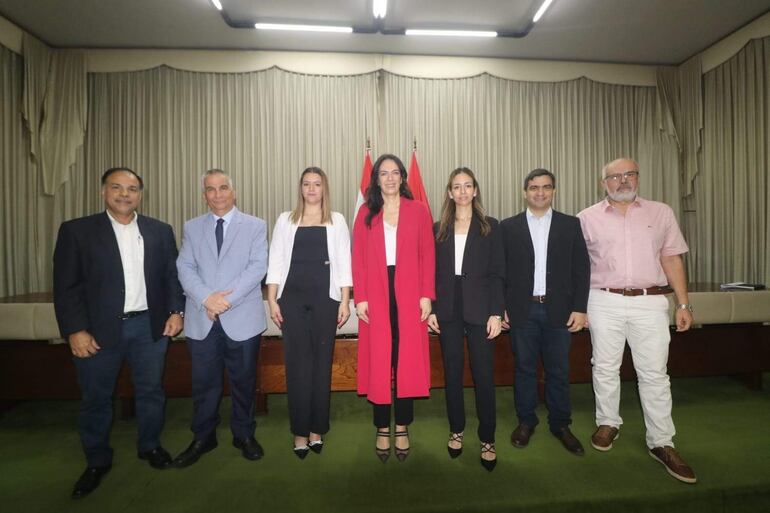 Claudia Centurión (centro) con sus nuevos directores y el viceministro de Obras.