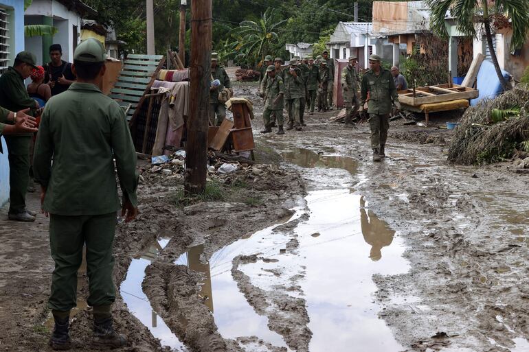 Brigadas de trabajadores realizan labores de recuperación en las zonas afectadas de San Antonio del Sur por el huracán Oscar, en la provincia de Guantánamo, a más de 900 km de La Habana (Cuba).