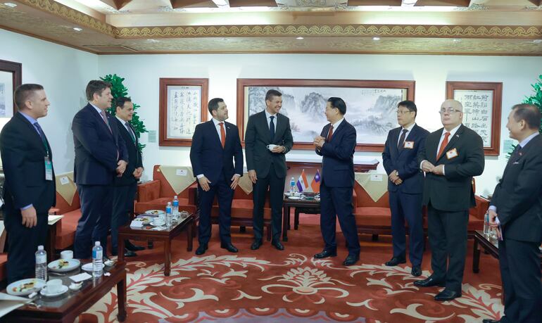 El Presidente de la República de Paraguay, Santiago Peña, y la comitiva, fueron recibidos por Canciller taiwanés, Joseph Wu en Taipéi, Taiwán.