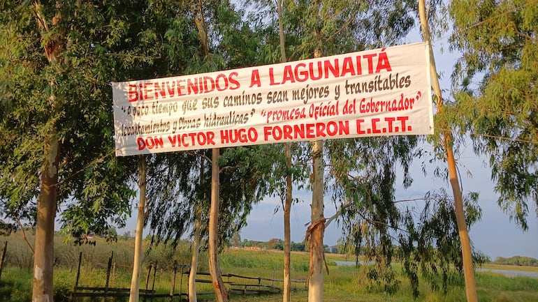 Pobladores de Laguna Itá dejaron un mensaje al gobernador Víctor Hugo Fornerón,  en un pasacalles instalado a la entrada de la comunidad.