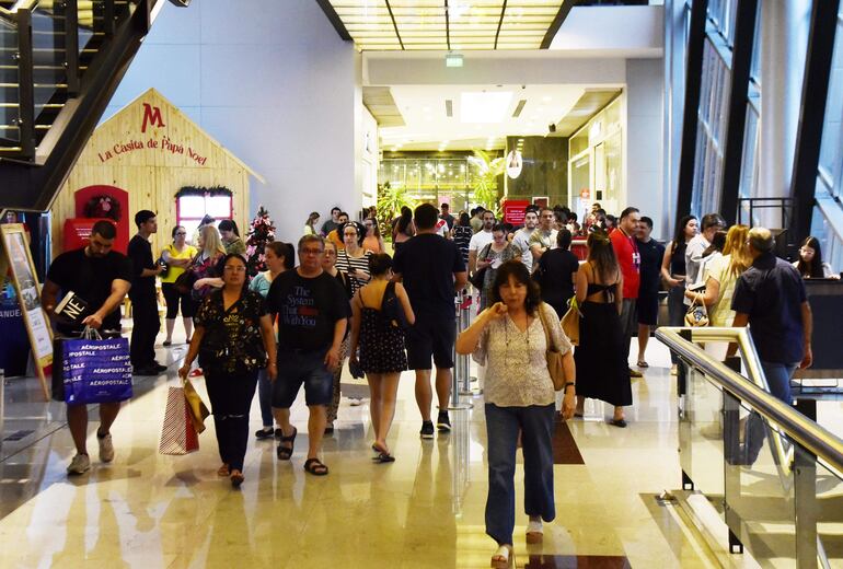 Mucha afluencia de personas en un centro comercial capitalino, este sábado por la mañana, en días previos a la Navidad.