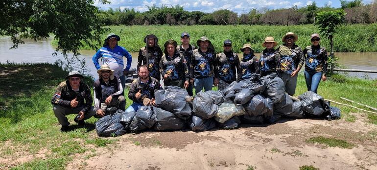 En lima, durante la veda, "pescan basura" en el río Aguaray Guasú.