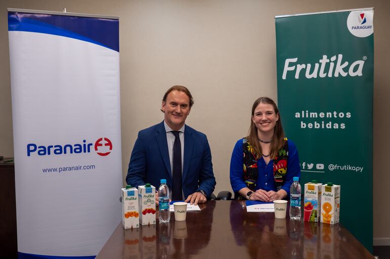 Jaime Cassola, gerente general de Paranair, y Cristina Kress, CEO de Frutika, firmaron una importante alianza.