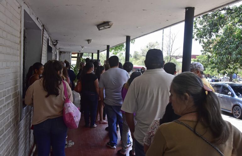 Pacientes que requieren consultar con un médico forman fila en el Hospital Barrio Obrero. 