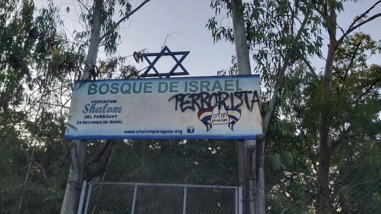 El acceso lateral al Bosque de Israel en el parque Ñu Guazú también fue objeto de los vándalos antisemitas.