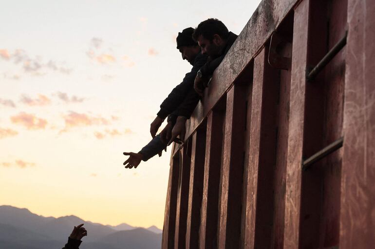 Refugiados en un camión se disponen a cruzar la frontera de Nargorno Karabaj hacia Armenia, este jueves.