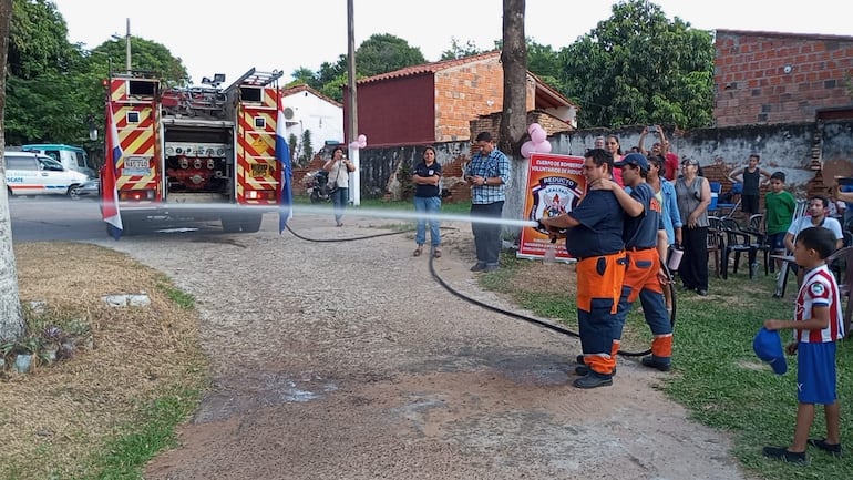 Los bomberos de Reducto hacen la demostración de las cualidades del carro hidrante.