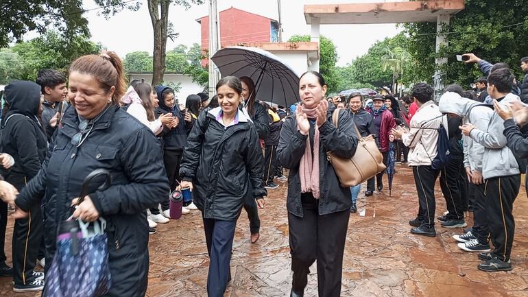 Tras el acuerdo al que llegaron los estudiantes con los representantes del Ministerio de Educación y Ciencias (MEC), los estudiantes abrieron el portón y dieron la bienvenida a los docentes.