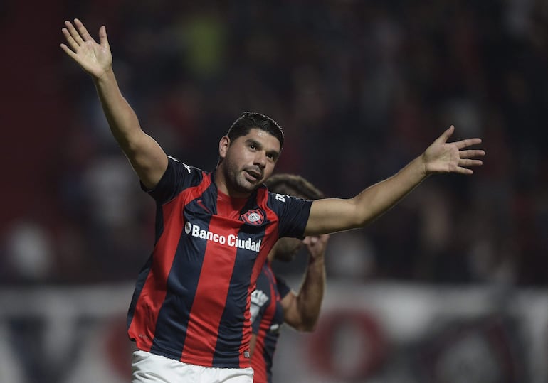 (FILES) Argentina's San Lorenzo midfielder Nestor Ortigoza celebrates after scoring a penalty shot against Mexico's Toluca during the Copa Libertadores 2016 group 6 football match at Pedro Bidegain stadium in Buenos Aires, Argentina, on March 2, 2016. Argentina's San Lorenzo on September 19, 2024 requested the resignation of former footballer Nestor Ortigoza from his position as a member of the board of directors following the release of a video showing him attacking his partner in the family home, the club said in a statement. (Photo by JUAN MABROMATA / AFP)