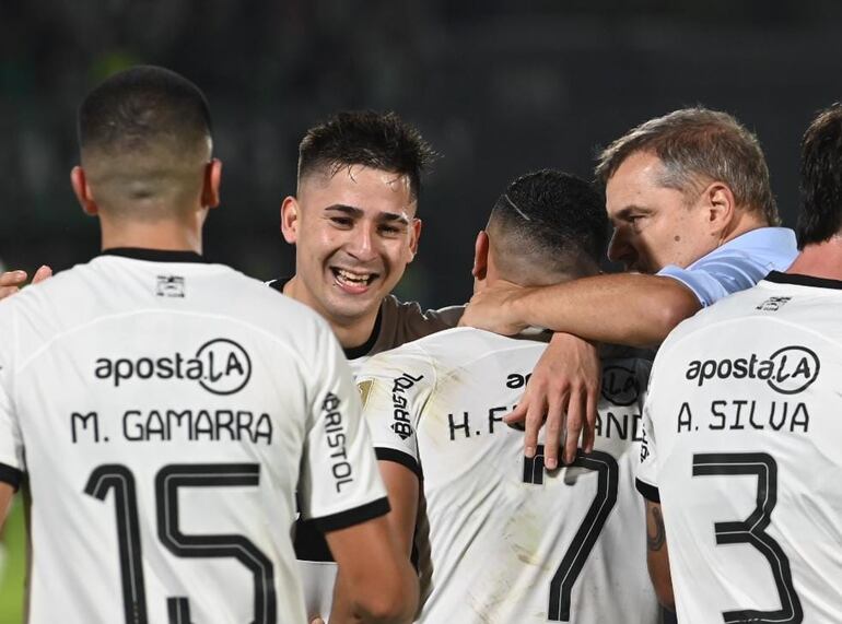 Los jugadores de Olimpia, junto al entrenador Diego Aguirre (d), festejan un gol en el triunfo contra Atlético Nacional por la fase de grupos de la Copa Libertadores en el estadio Defensores del Chaco, en Asunción.