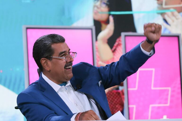 El presidente de Venezuela, Nicolás Maduro durante la transmisión de su programa semanal de televisión "Con Maduro +", este lunes en Caracas (Venezuela). Maduro anuncio que el próximo miércoles reiniciará el proceso de diálogo con el Gobierno de Estados Unidos, luego de haber recibido propuestas de retomar conversaciones durante dos meses.