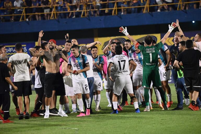 Martín Silva (1), jugador de Libertad. celebra la victoria y conquista del bicampeonato en la temporada 2023 del fútbol paraguayo en el estadio Feliciano Cáceres, en Luque.