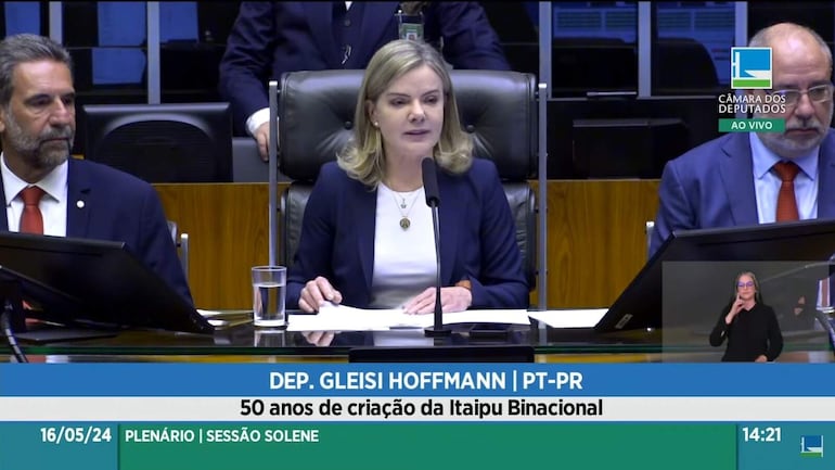 Gleisi Hoffman, diputado del Partido Trabalhista (PT), flanqueada por los directores generales de Itaipú, Justo Zacarías y Enio Verri, en la Cámara de Diputados del Legislativo del vecino país, en Brasilia, inicia el acto de homenaje a la entidad binacional por el 50 aniversario de su instalación.