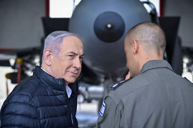 El primer ministro israelí, Benjamín Netanyahu, visita la base aérea de Tel Nof, este jueves en Rehovot (Israel), donde ha asegurado que no dudarán en "golpear" a aquellos que quieran atacar a Israel, en alusión a las amenazas en represalia lanzadas por Irán desde la muerte el 1 de abril de siete guardias revolucionarios en un ataque contra su consulado en Damasco.