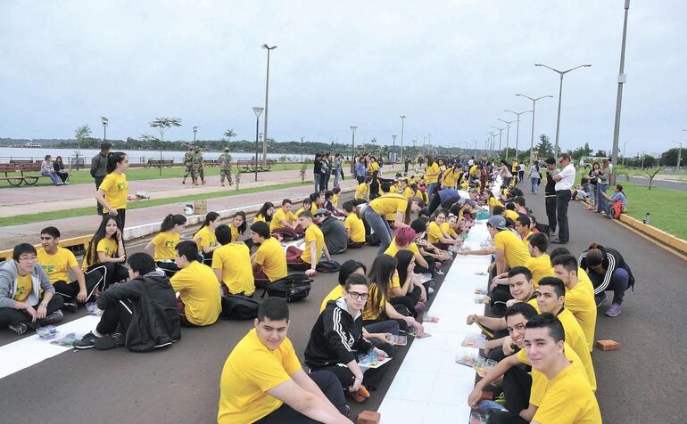 Jóvenes que batieron un récord en la Costanera de Encarnación, en el 2019. 